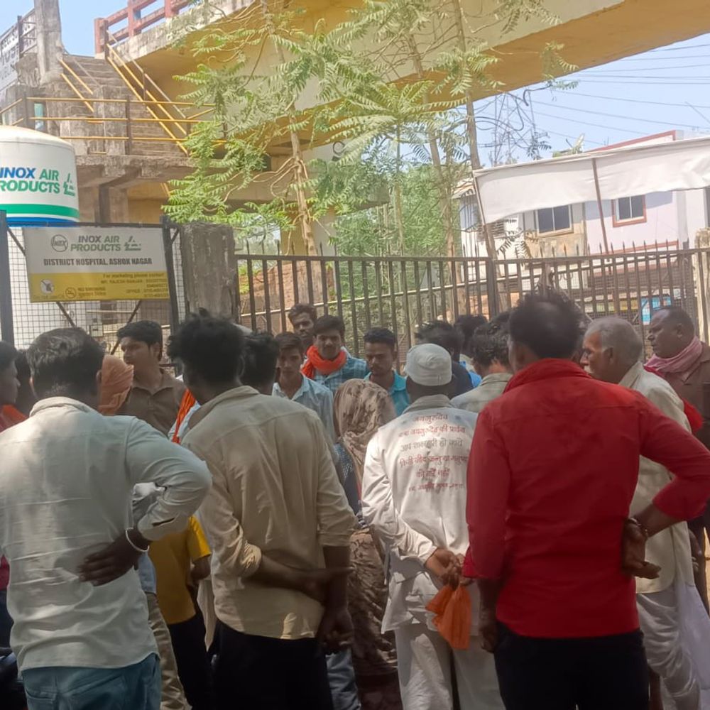 अशोकनगर में चलती बाइक से गिरी महिला की मौत:कुत्ता सामने आने पर ब्रेक लगाया तो उछलकर गिरी, सिर में चोट लगने गई जान