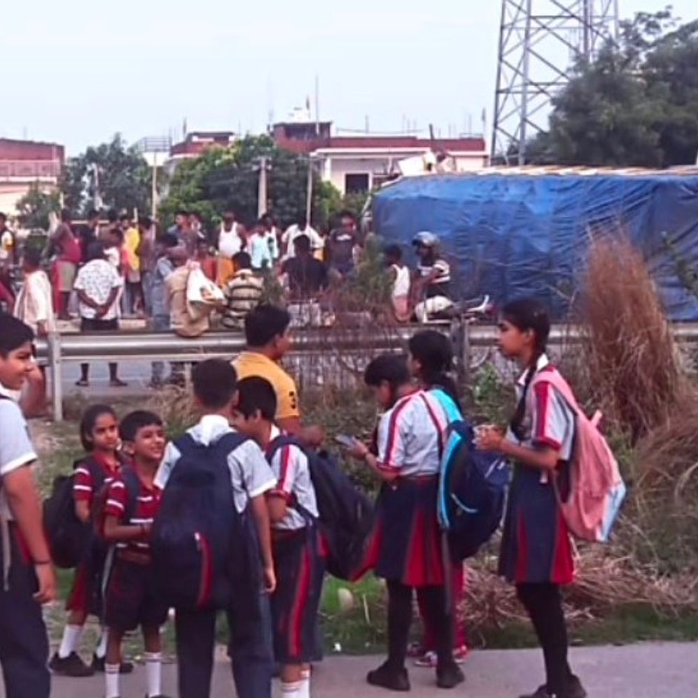 जहानाबाद में ट्रक-स्कूल बस की टक्कर:3 बच्चे और ट्रक चालक घायल, गाड़ी बच्चों को लेकर गया जा रही थी