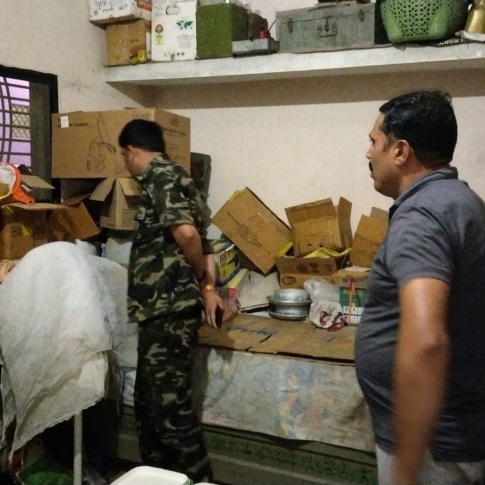 मिलावटी दुग्ध उत्पादों पर राजगढ़ में पुलिस की दबिश:डेयरियों से दूध-दही के सैंपल जब्त; जानकारी मिलते ही खाद्य अधिकारी भी पहुंचे