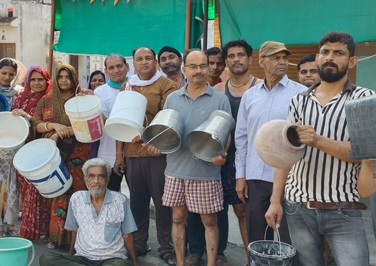 आक्रोशित महिला-पुरुषों ने खाली बर्तन लेकर किया प्रदर्शन, जलदाय विभाग के खिलाफ लगाए नारे