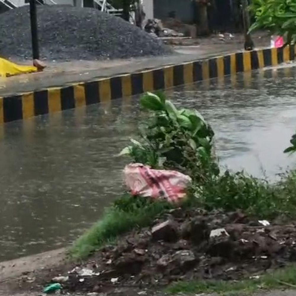 कैमूर में तेज हवा के साथ बारिश:44-45 डिग्री तापमान के बाद अचानक बदला मौसम, किसानों के लिए फायदेमंद