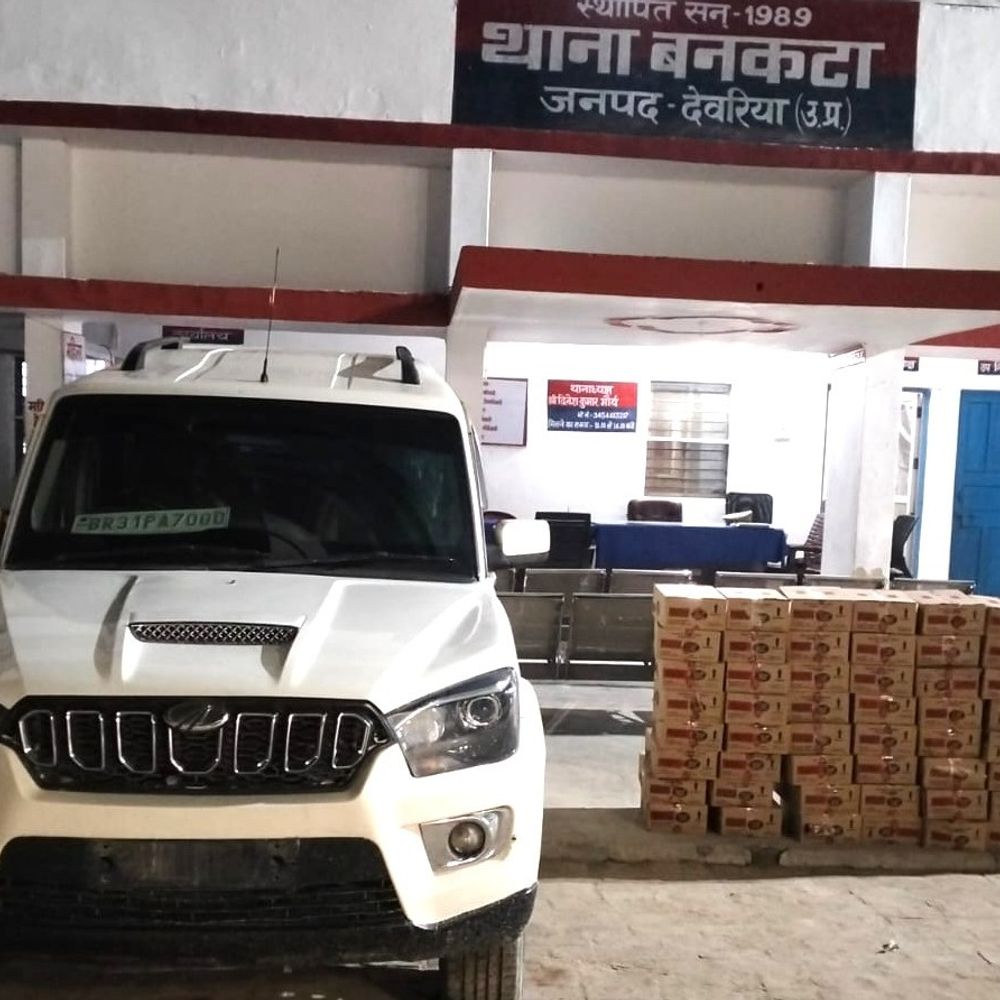 देवरिया में स्कॉर्पियो से 495 लीटर अवैध शराब बरामद:बिहार लेकर जाई जा रही थी खेप, तस्कर की तलाश
