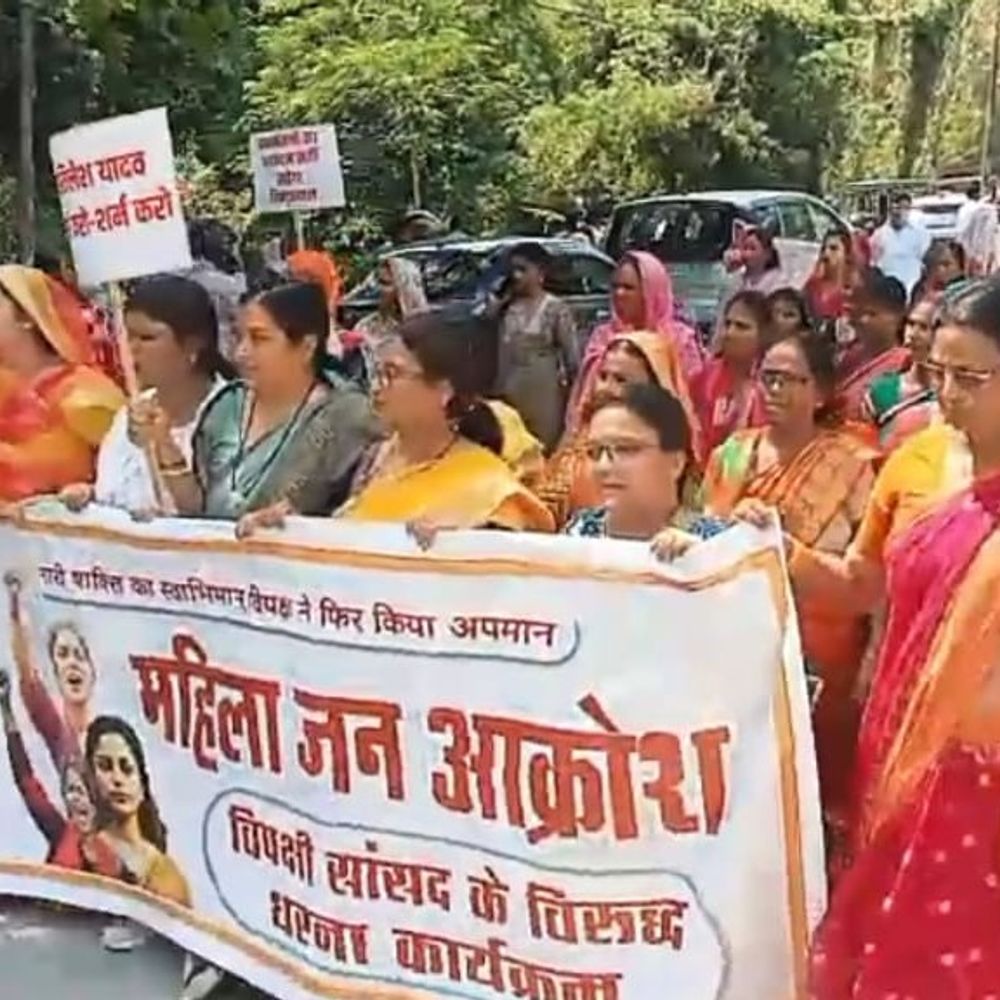 भाजपा महिला मोर्चा ने किया प्रदर्शन:महिला आरक्षण बिल पर सपा सांसद का घेराव, कहा- प्रधानमंत्री का अपमान बर्दाश्त नहीं