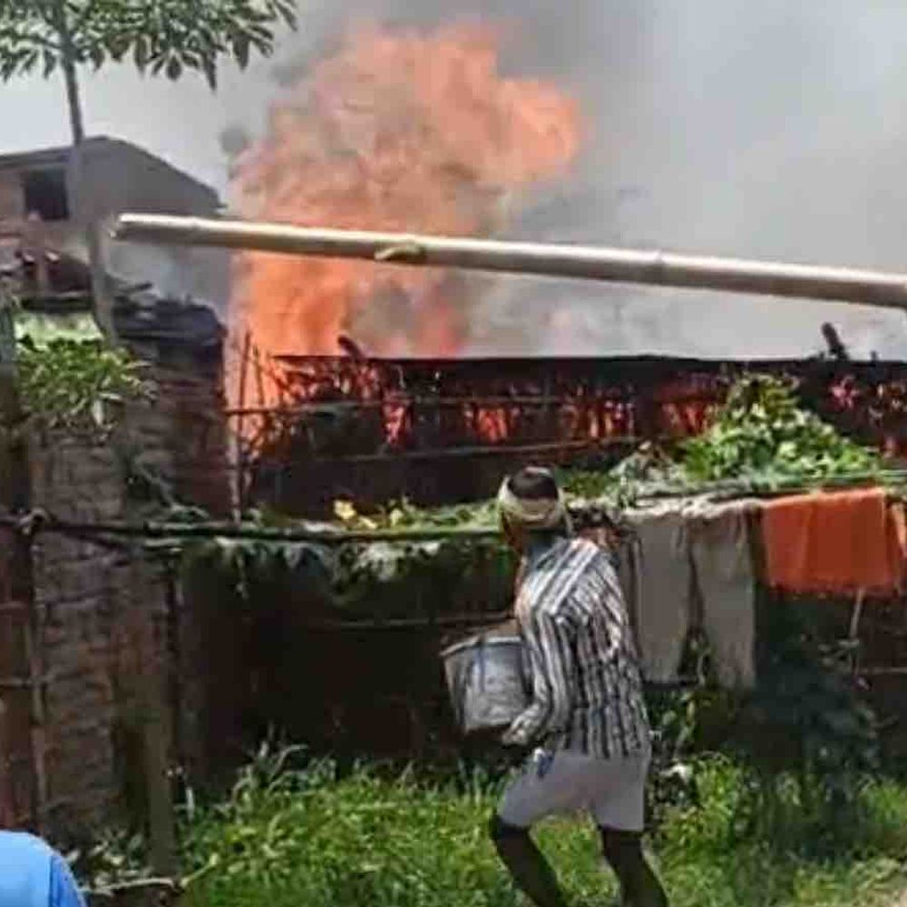 मोतिहारी में भीषण आग से घर राख:खाना बनाने के समय लगी आग, तेज हवा से फैली लपटें
