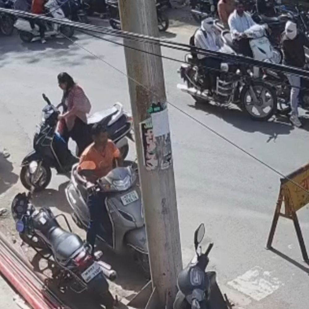 अचानक बेकाबू हुई स्कूटी, लिफ्ट के गड्ढे में गिरी युवती:वीआईपी ड्यूटी में तैनात पुलिसकर्मियों ने बचाई जान, CCTV; एक्सीलेटर लॉक होने की आशंका