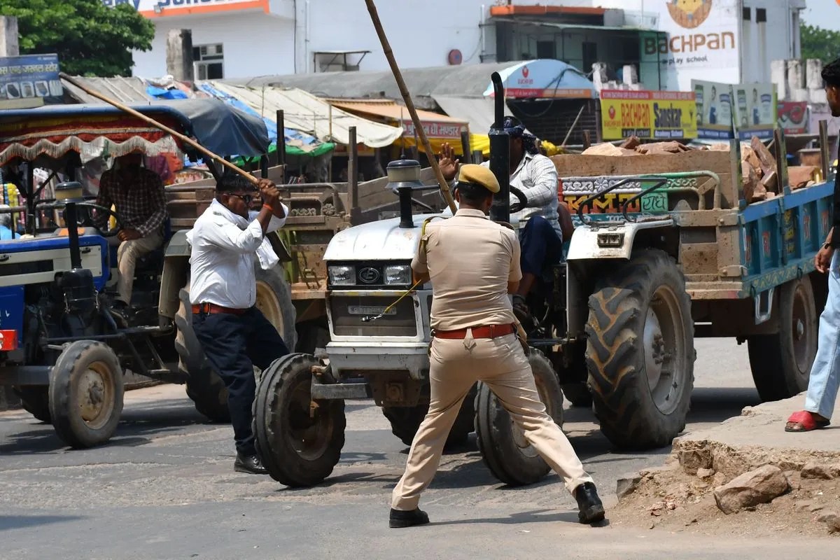 Dholpur News : अब खनन माफिया बेलगाम, यातायात पुलिस पर किया ट्रेक्टर चढ़ाने का प्रयास