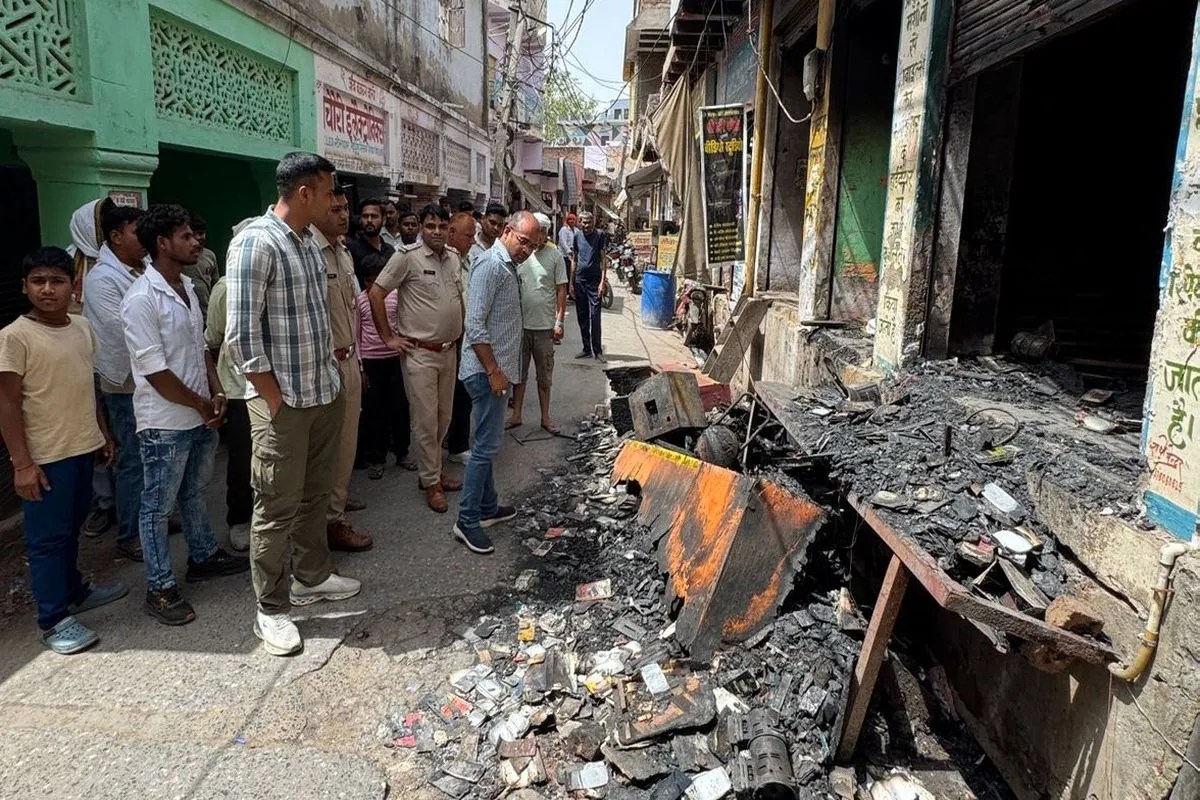 Dholpur: मोबाइल का लॉक नहीं खोला तो दुकान में आग लगाने का आरोप