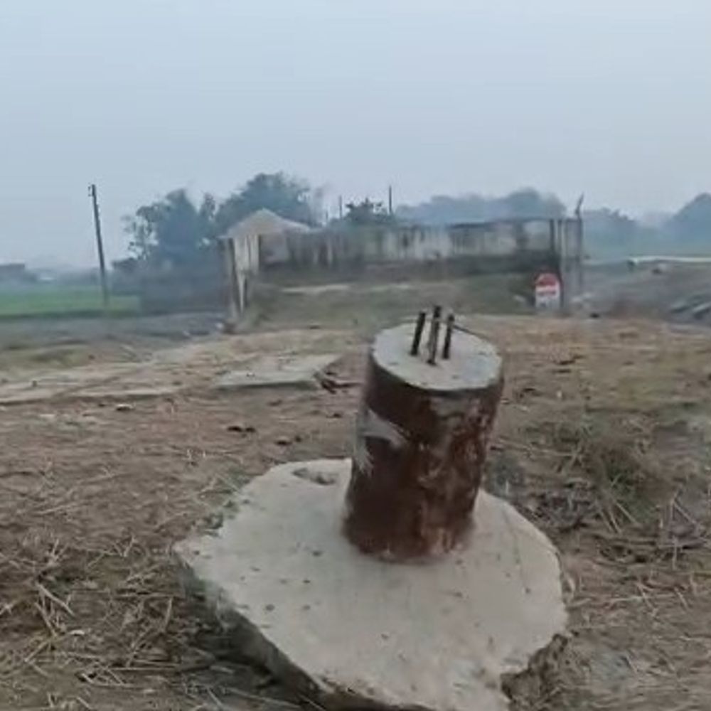 ‘बरसात में पानी भरने से मुख्यालय से संपर्क टूट जाता’:अररिया में पुल निर्माण अधूरा, स्कूली बच्चों; बीमार और किसानों को होती परेशानी