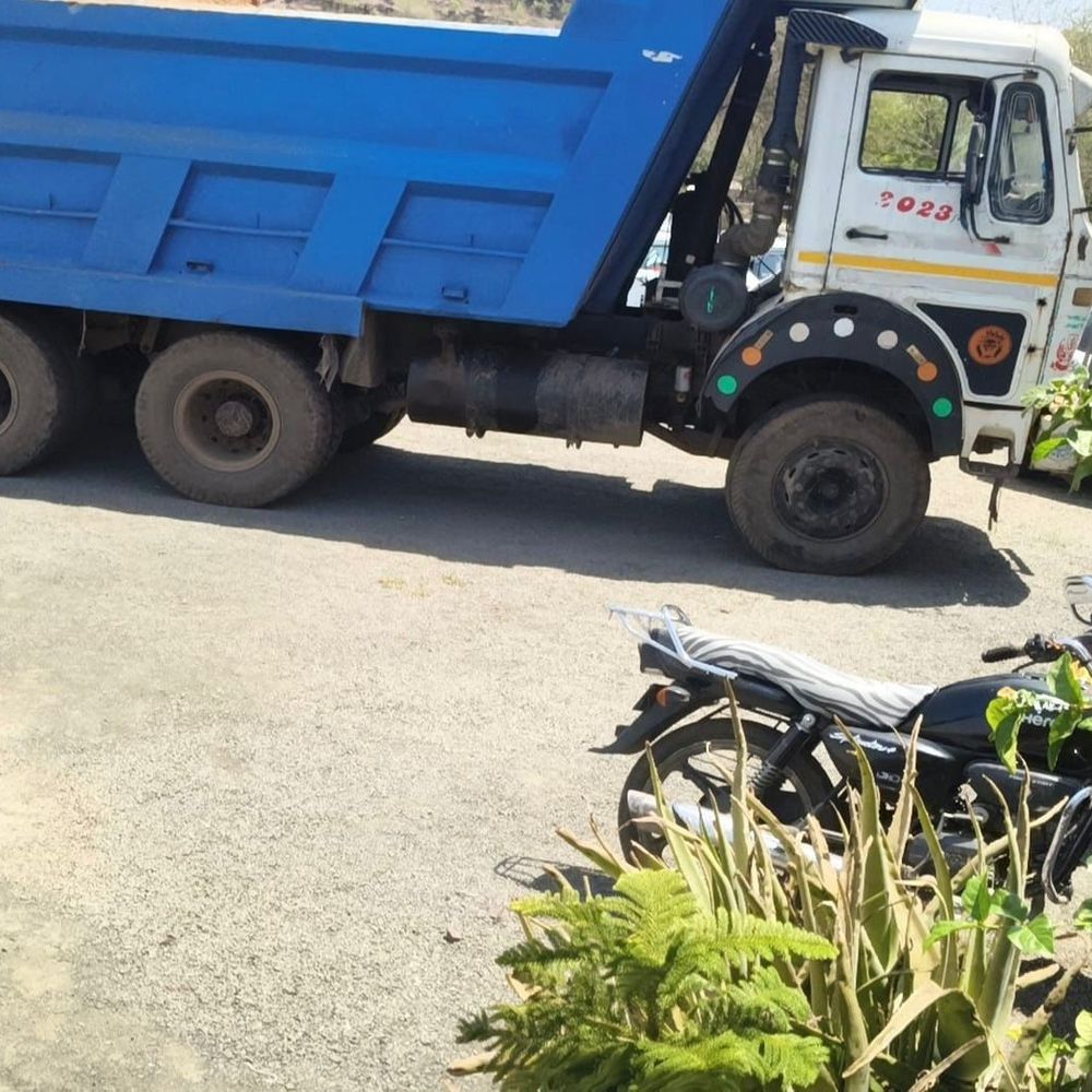 सरपंच पर मुरम बेचने के आरोप:रायसेन में मुरम से भरा डंपर पकड़ाया, तालाब निर्माण के नाम पर उत्खनन