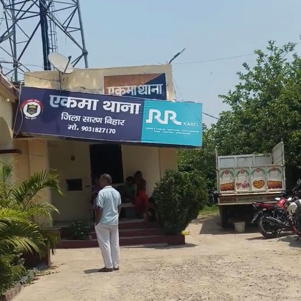 एकमा पुलिस का शराब को लेकर छापेमारी:48 पीस फ्रूटी शराब बरामद, तस्कर मौके से फरार