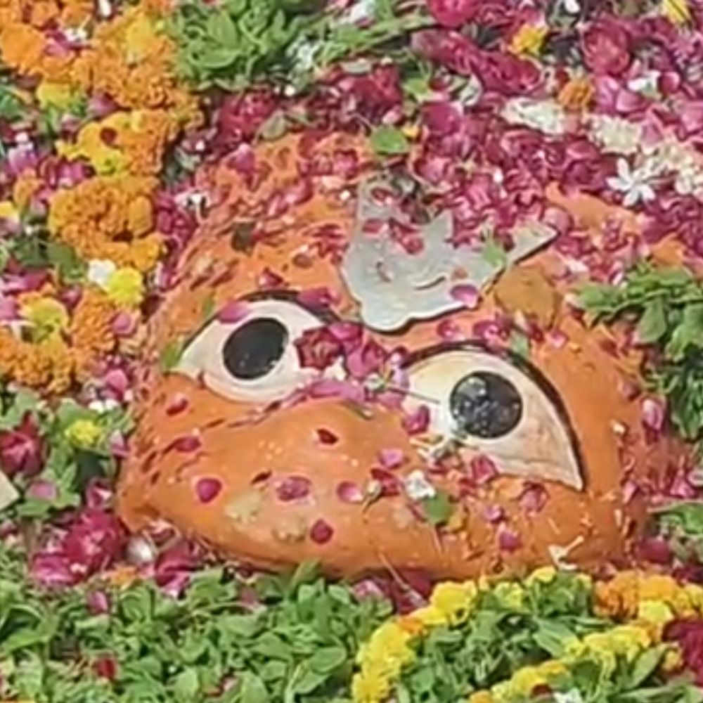 ज्येष्ठ के दूसरे बड़े मंगलवार पर प्रयागराज में उमड़ी भीड़:लेटे हनुमान मंदिर में छप्पन भोग, विशेष पूजा; शाम को होगा दिव्य श्रृंगार