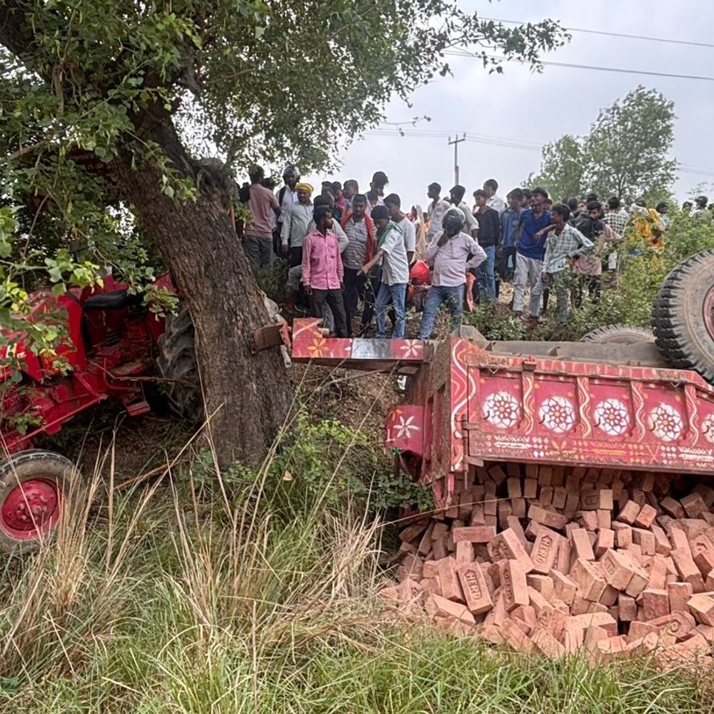 हाई स्पीड ट्रैक्टर ने 50 वर्षीय व्यक्ति को कुचला,मौत:नवादा में नाबालिग चला रहा था; पत्नी के साथ पैदल जा रहा था, रोड जाम