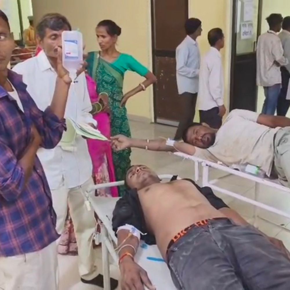 डूंगरपुर में निर्माणाधीन मकान में दौड़ा करंट:मकान मालिक और कारीगर हाई-वोल्टेज लाइन की चपेट में आए, अस्पताल में भर्ती