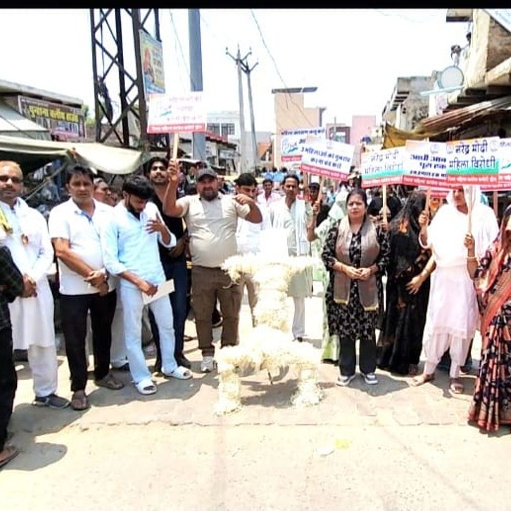 महिला आरक्षण कानून लागू करने की मांग पर प्रदर्शन:बाजिव अली चौक पर पीएम मोदी का पुतला फूंका, पूर्व मंत्री ने किया मार्गदर्शन