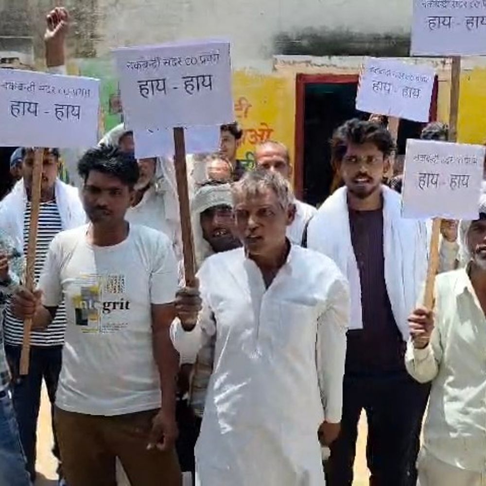मुजफ्फरनगर में आरक्षित भूमि विवाद, ग्रामीणों का प्रदर्शन:कलेक्ट्रेट तक पैदल मार्च कर हरिजन आबादी की जमीन बचाने की मांग