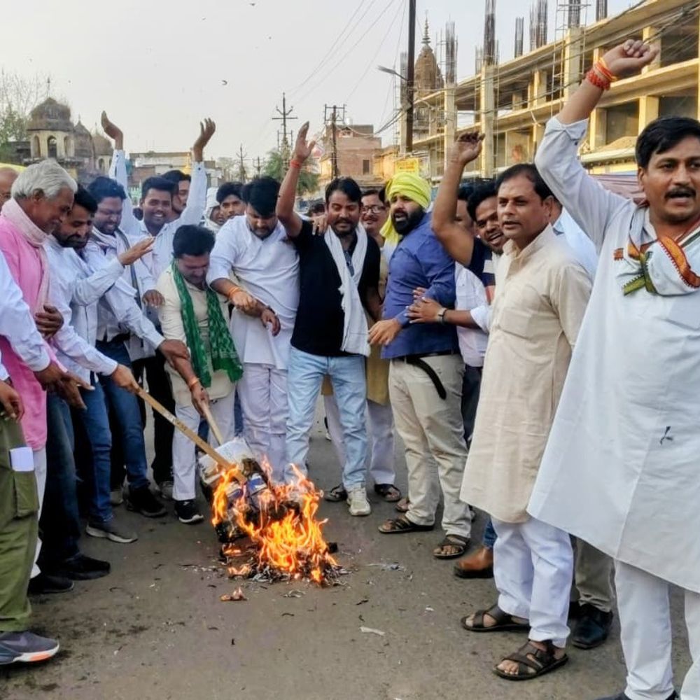 NEET पेपर लीक पर दतिया में कांग्रेस का प्रदर्शन:किला चौक पर शिक्षा मंत्री का पुतला फूंका, परीक्षा व्यवस्था पर उठाए सवाल