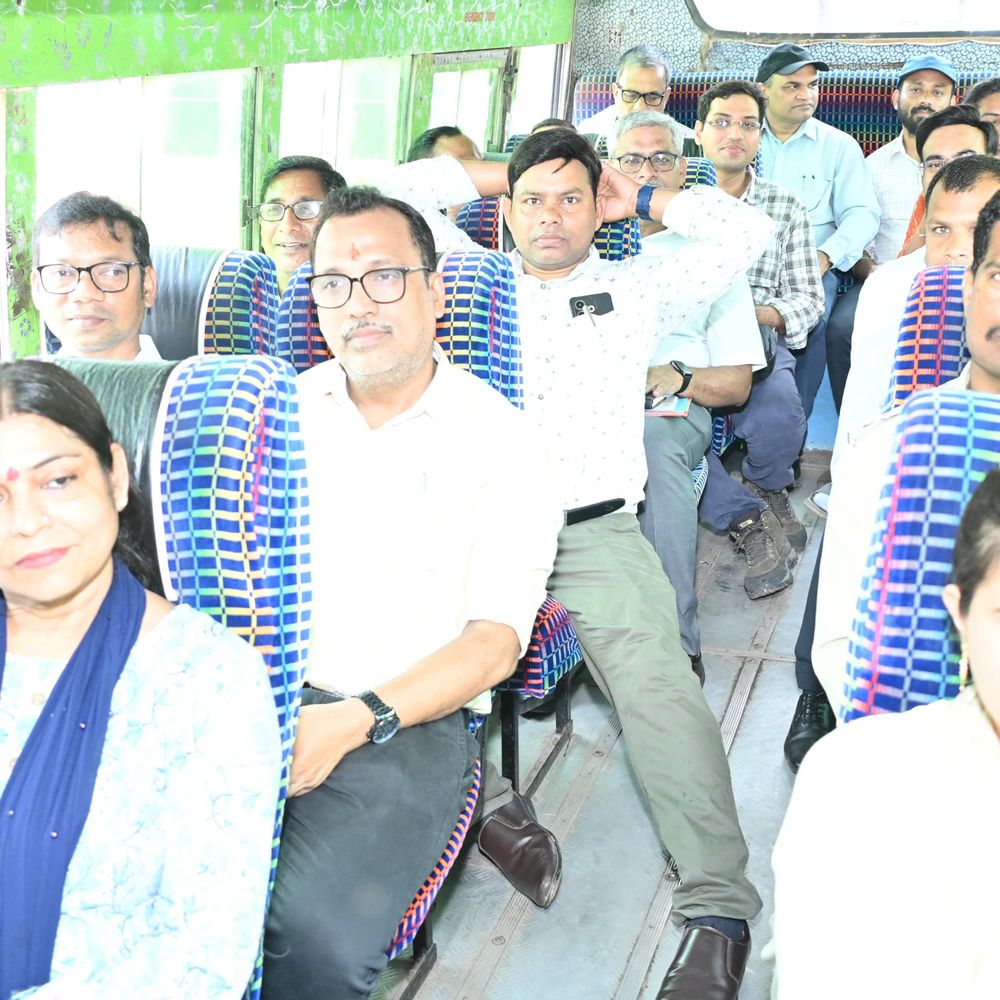 अधिकारी पूल वाहन से सुशासन तिहार शिविर पहुंचे:पीएम की अपील पर जिला प्रशासन की पहल, कलेक्टर के निर्देश पर एक बस में पहुंचे अधिकारी