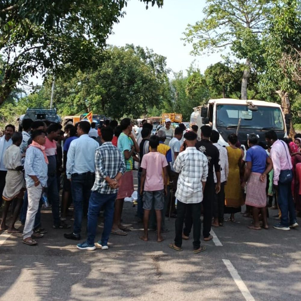 गुमला में अनियंत्रित बॉक्साइट ट्रक ने ली व्यक्ति की जान:हादसे के बाद चालक को ग्रामीणों ने पकड़ा, पुलिस को सौंपा गया