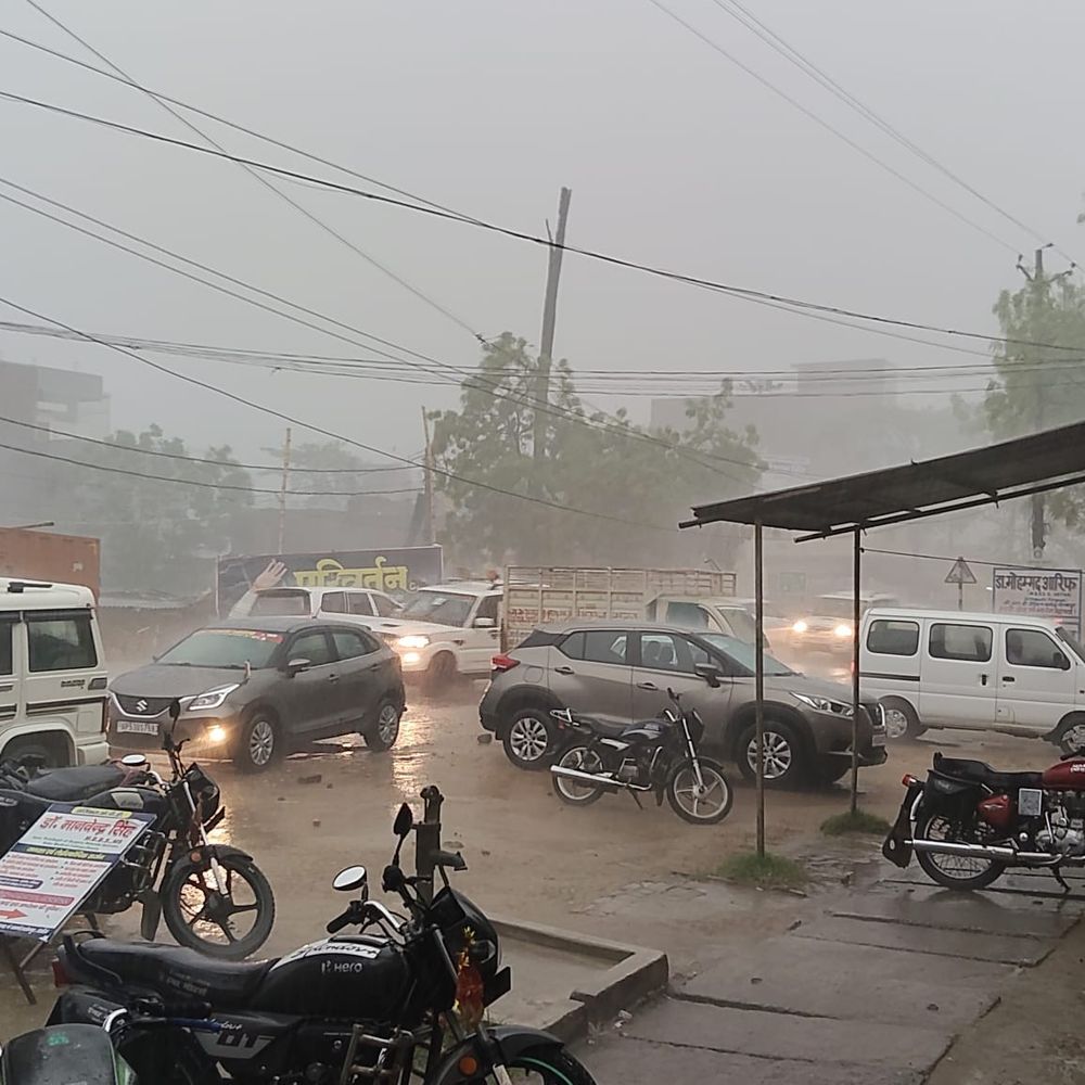 देवरिया में अचानक बदला मौसम, दिन में छाया अंधेरा:तेज हवा के साथ झमाझम बारिश, भीषण गर्मी से लोगों को मिली राहत