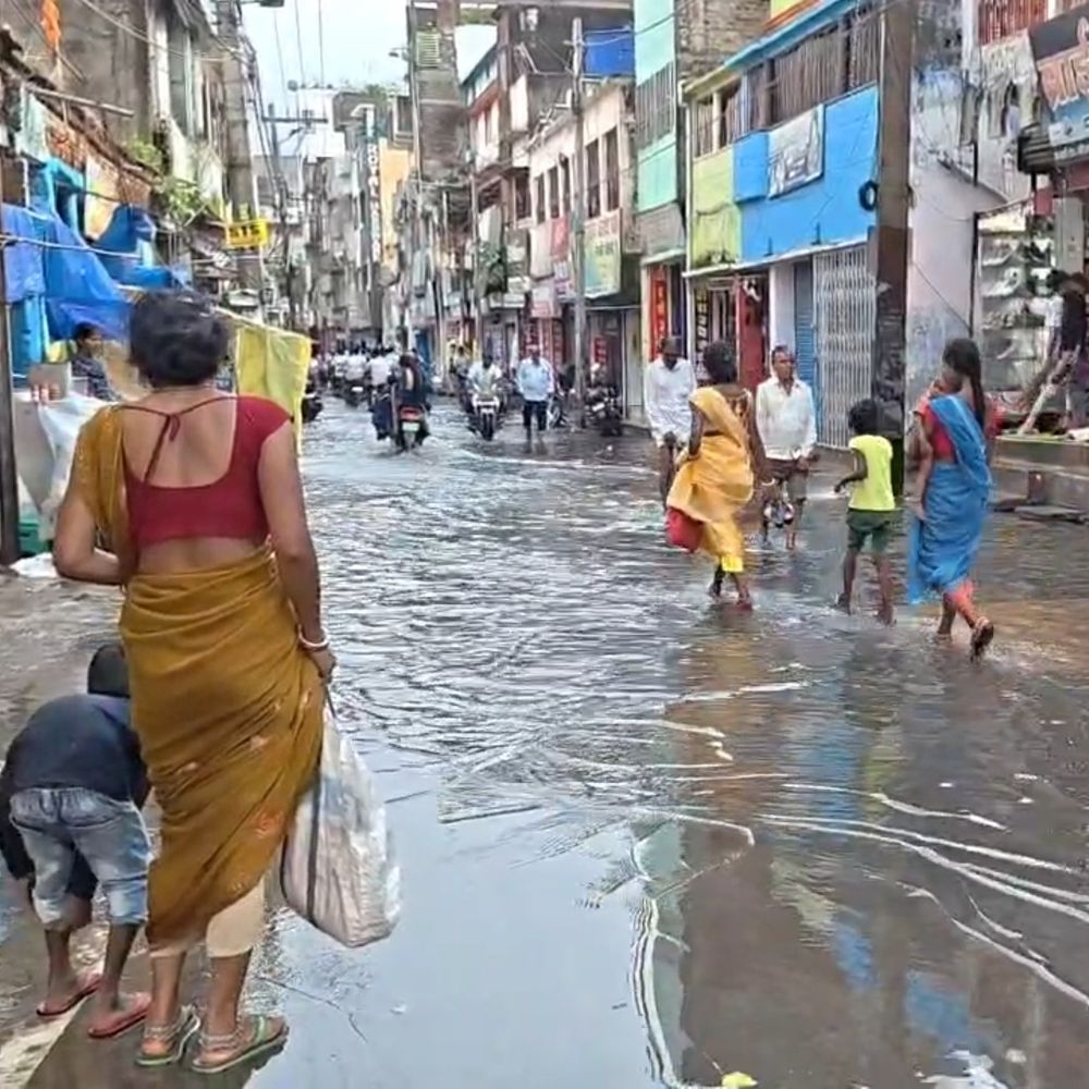 जमुई में हल्की बारिश डूबी सड़कें:बाजारों में भरा पानी, घंटों जाम में फंसे लोग, नाला निर्माण पर उठे सवाल