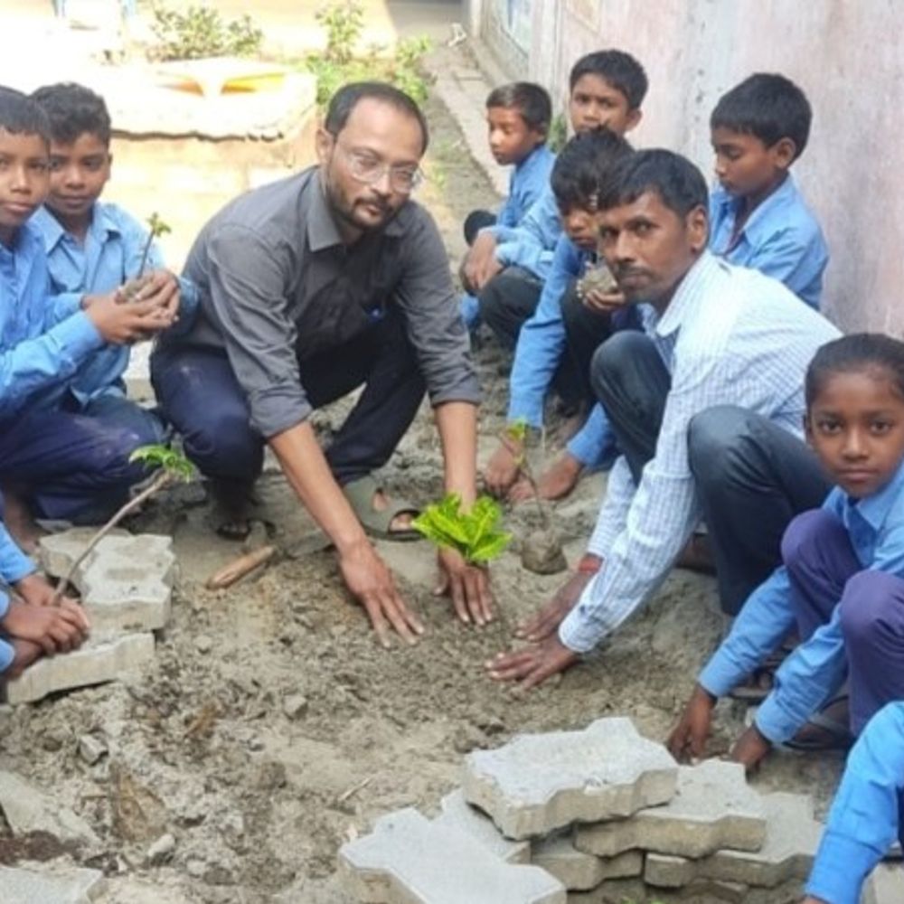 बाल वाटिका के तहत पौधारोपण कार्यक्रम:बड़हारा नवीन प्राथमिक विद्यालय में बच्चों ने लगाए फूलों के पौधे