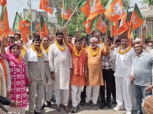 बहादुरगढ़ में बीजेपी की जीत का जश्न:विजय जुलूस निकालकर बांटी मिठाइयां, यह जनता के विश्वास और मोदी की नीतियों की जीत