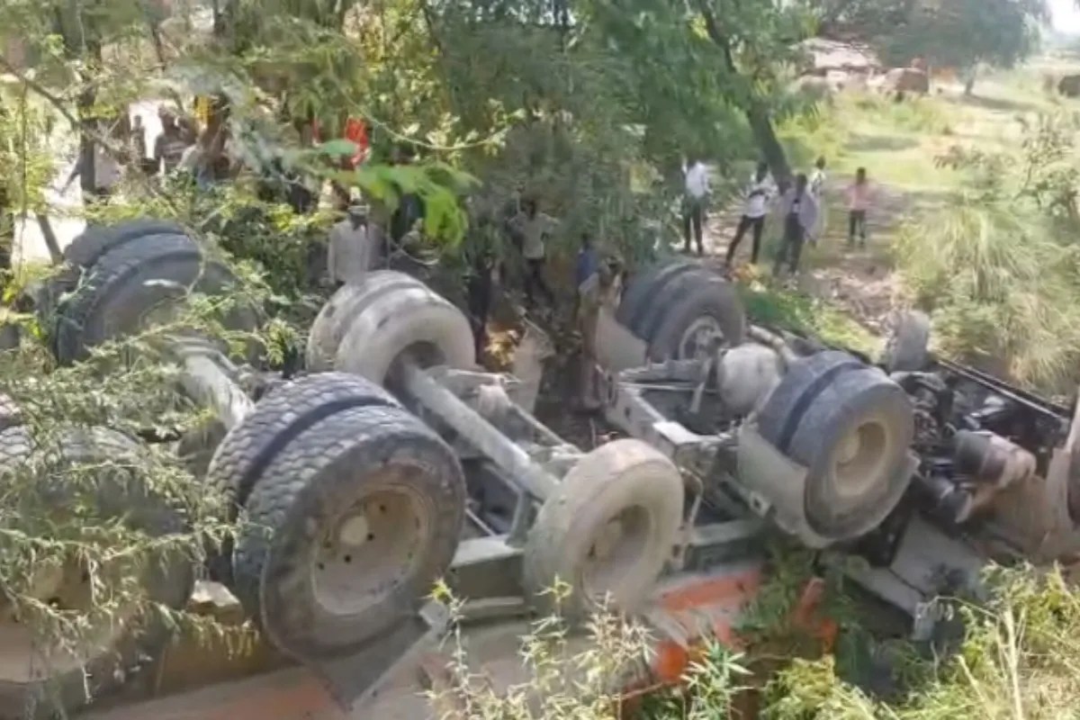 गोंडा में दो डंपरों की भीषण भिड़ंत, बालू लदा वाहन खाई में पलटा; घंटों चला रेस्क्यू ऑपरेशन