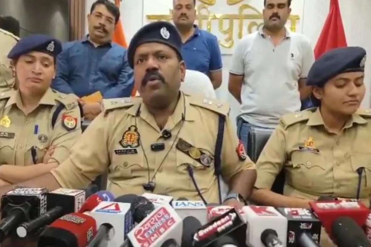 झांसी में IPL सट्टेबाजी का बड़ा भंडाफोड़, सिपाही की गर्लफ्रेंड के फ्लैट से करोड़ों का सोना-नकदी बरामद, 2 महिलाएं गिरफ्तार