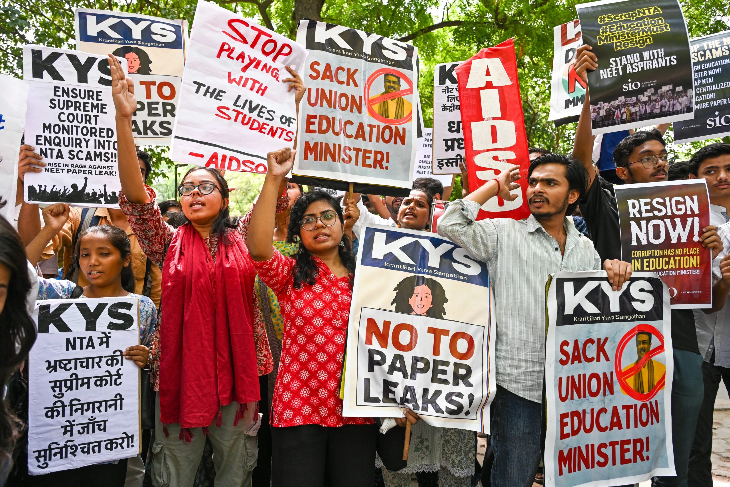 ‘दूसरों की गलती पर 25 लाख छात्रों को सजा नहीं’, NEET-UG 2026 रद्द करने के खिलाफ लीगल नोटिस