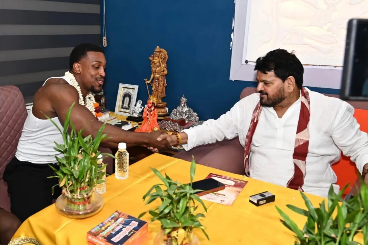 अमेरिकी फिटनेस स्टार एश्टन हॉल बृजभूषण सिंह की आलीशान कोठी, हेलीकॉप्टर और ढाई करोड़ का घोड़ा देख रह गए हैरान