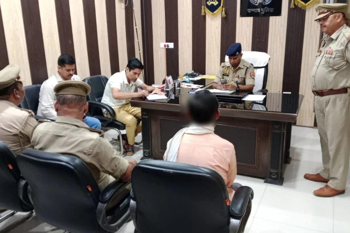 उन्नाव: बेखौफ बदमाशों का तांडव, दो बाइक लूटी, ज्वेलरी शॉप पर धावा, दो थानाध्यक्ष निलंबित