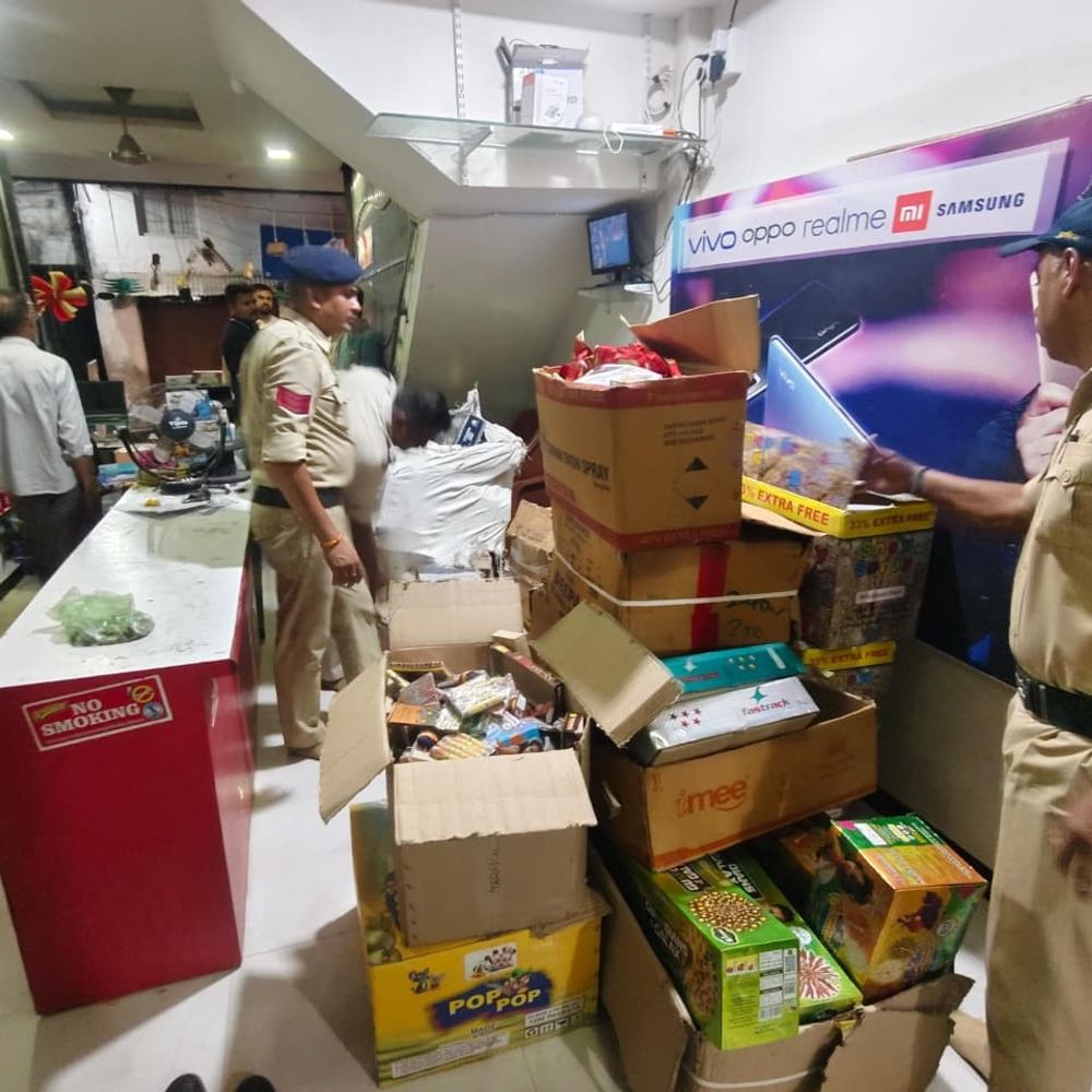 अलीराजपुर में अवैध पटाखों का जखीरा जब्त:देवास हादसे के बाद पुलिस की बड़ी कार्रवाई, एक गिरफ्तार