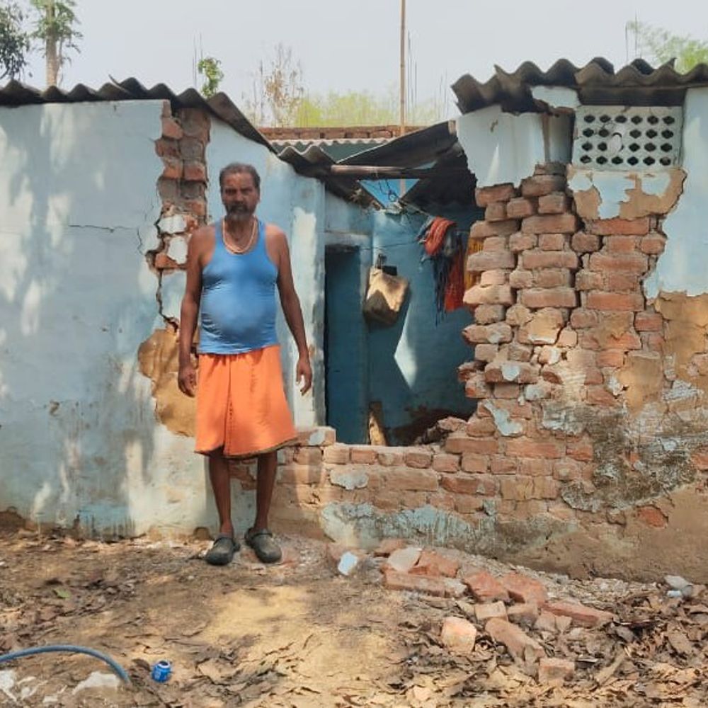 गुमला में जंगली हाथी ने घर तोड़ा, बच्चा घायल:बूढ़ीपाठ गांव में घटना, अनाज-फसल भी बर्बाद; दहशत में जी रहे ग्रामीण