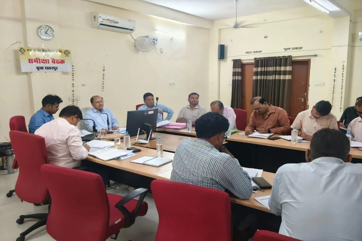 पत्रिका की खबर का असर: छतरपुर सर्किल के बिजली अधिकारियों पर भड़के मुख्य अभियंता, बोले- तुरंत बंद करें खुले डिस्ट्रीब्यूशन बॉक्स और अघोषित कटौती
