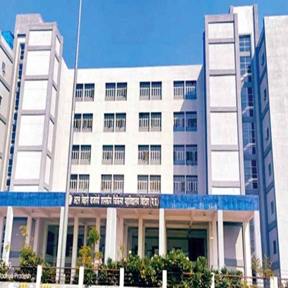 विदिशा में सड़क किनारे युवक-युवती ने एक साथ जहर खाया:हालत बिगड़ने पर राहगीरों ने अस्पताल पहुंचाया; शादी नहीं हो पाने से परेशान हैं