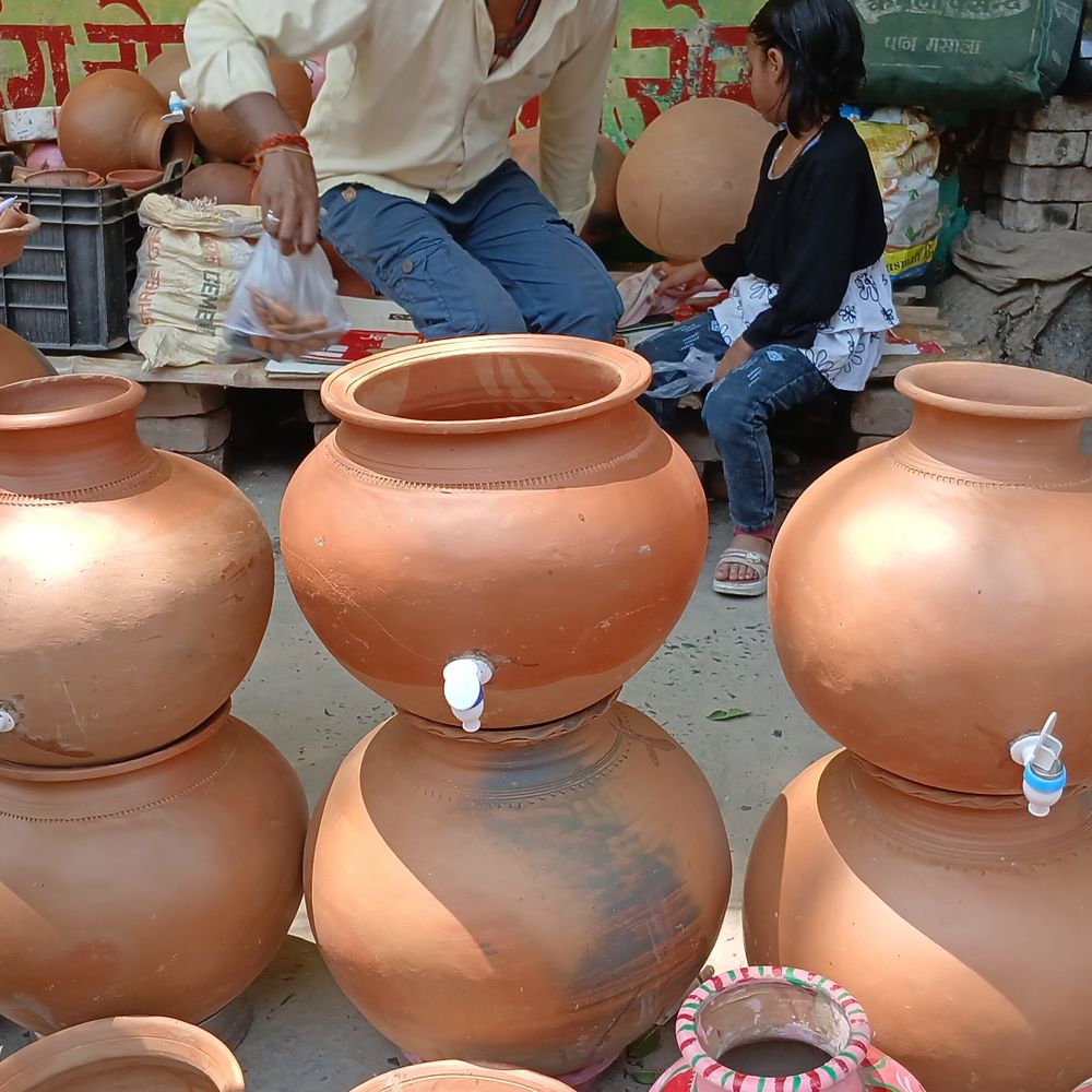 गोपालगंज में मिट्टी के घड़ों की बिक्री बढ़ी:फ्रिज के बजाय लोग पी रहे घड़े का पानी; 500-600 रुपये तक पहुंचे दाम