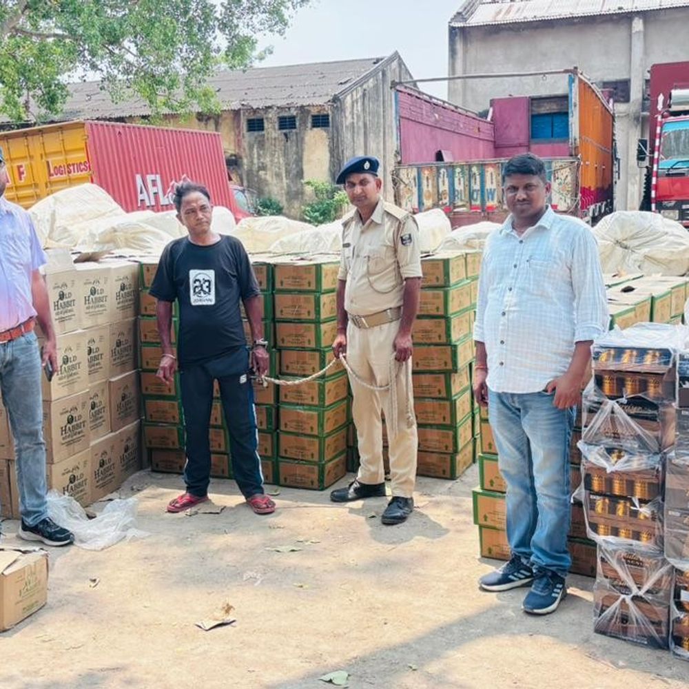 बक्सर में 45 लाख की शराब जब्त:डीसीएम ट्रक से 491 पेटियां बरामद, चंडीगढ़ से मुजफ्फरपुर जा रही थी खेप, चालक गिरफ्तार