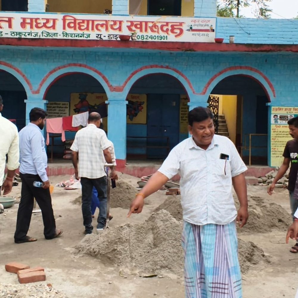 किशनगंज में स्कूल भवन निर्माण में घटिया सामग्री का आरोप:ग्रामीणों ने हंगामा कर जांच-कार्रवाई की मांग की, मुखिया प्रतिनिधि ने निरीक्षण कर पुष्टि की