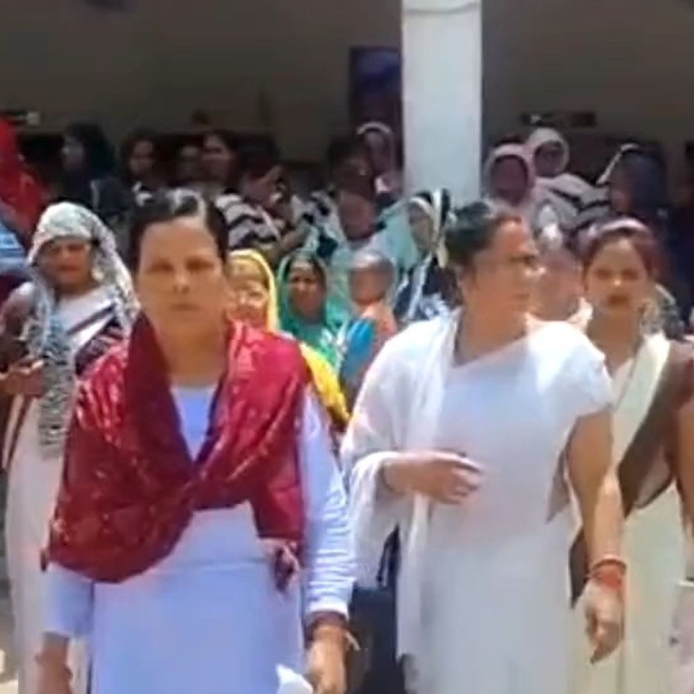 मानदेय समेत 9 मांगों को लेकर डीएम से मिलीं आशाएं:बकाया प्रोत्साहन राशियों का भुगतान करने की मांग, आवा आईडी की भी पेमेंट मिले