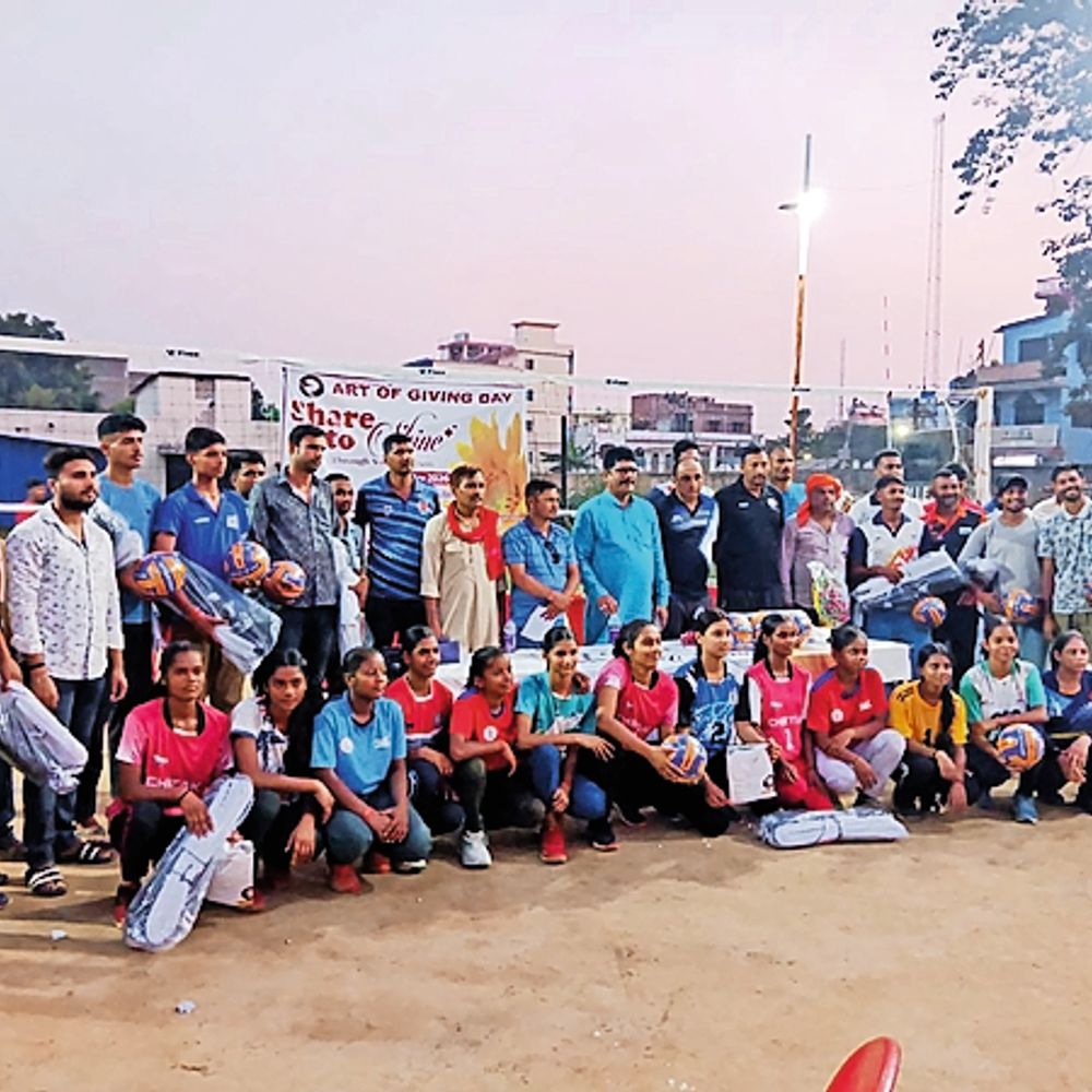 खेल और शिक्षा साथ-साथ बढ़ाने का संदेश देकर खिलाड़ियों को बांटी गई खेल सामग्री