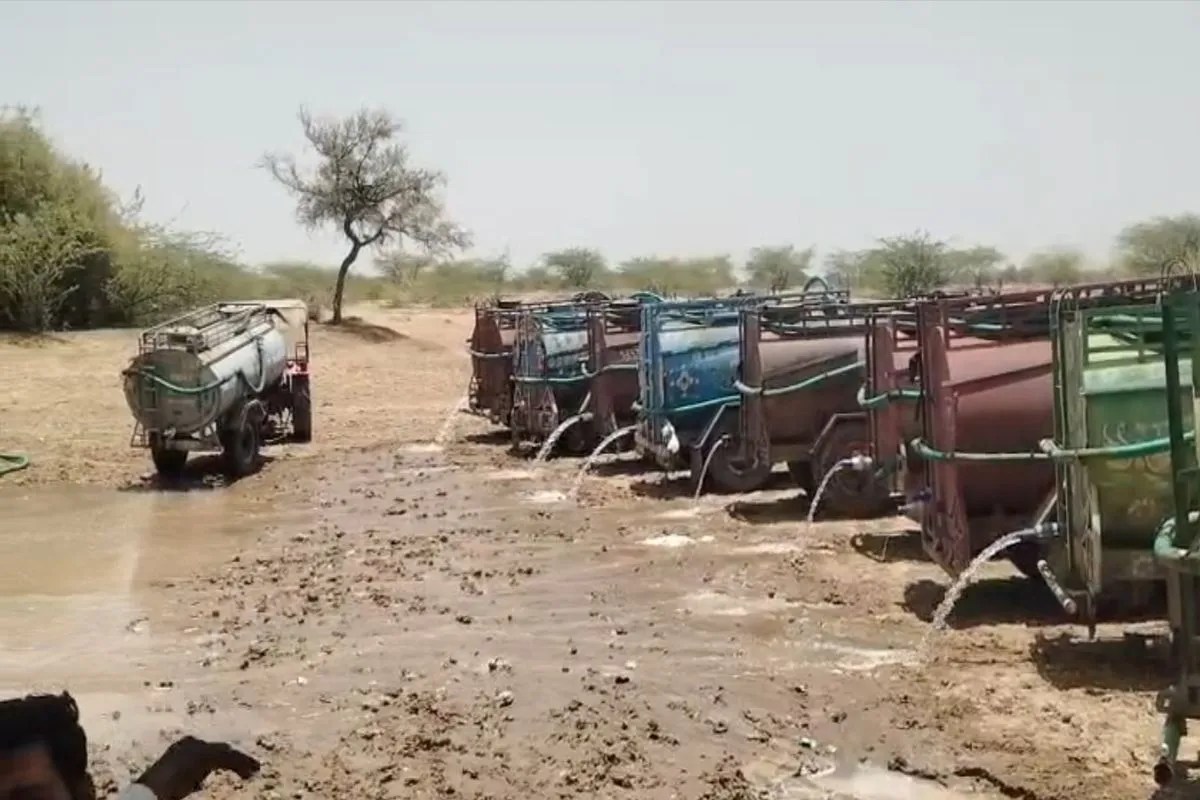आग उगलती गर्मी में सूख चुके जल संग्रहण के स्थानों पर टैंकर चालकों ने डाला निःशुल्क पानी