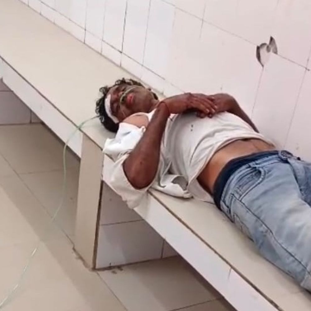 ललितपुर में दो बाइकों की टक्कर:बुजुर्ग महिला की मौत, बेटे-बहू समेत चार घायल; दो झांसी रेफर