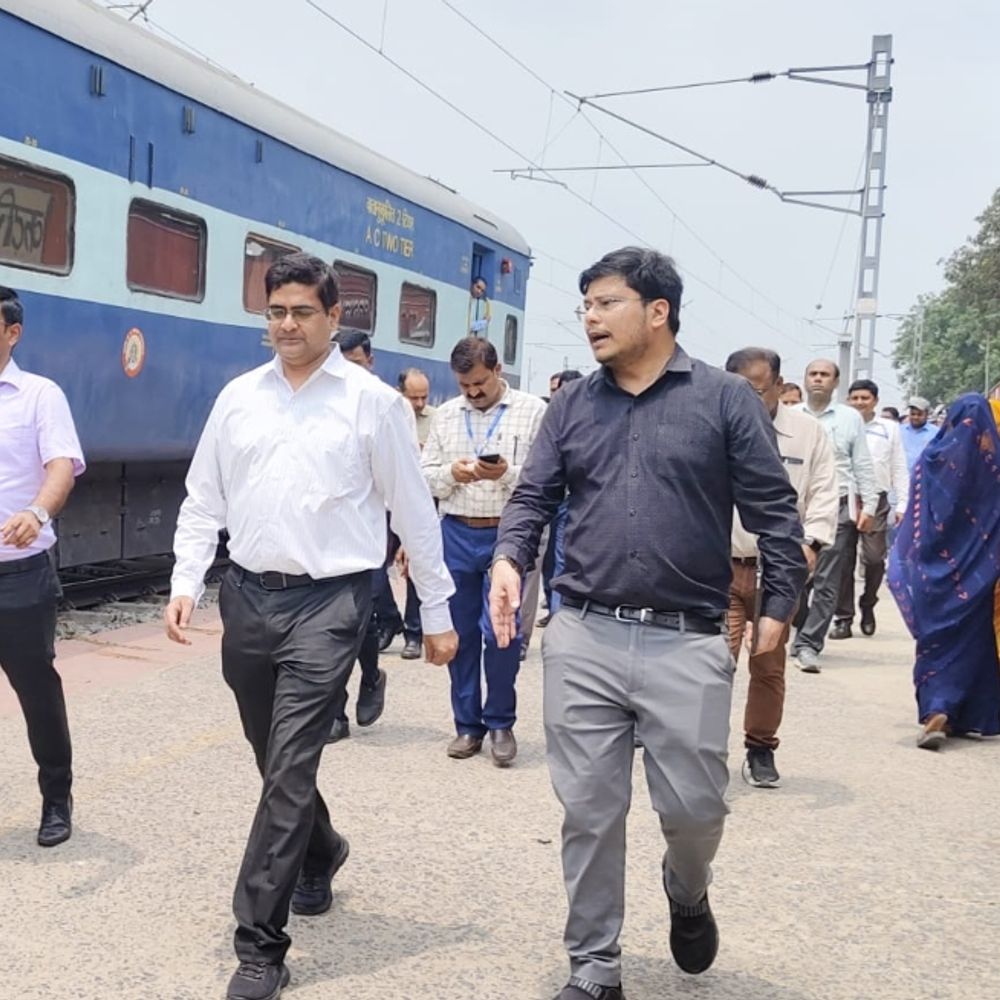 प्लेटफॉर्म पर बाइक देखकर बिफरे डीआरएम, कार्यों में तेजी के निर्देश