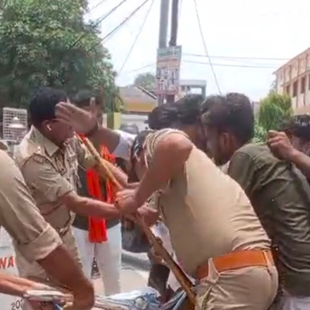 बलिया में छात्रों ने एनटीए की अर्थी निकाली:केंद्रीय परीक्षाओं में धांधली के विरोध में प्रदर्शन, पुलिस ने अर्थी छीनी