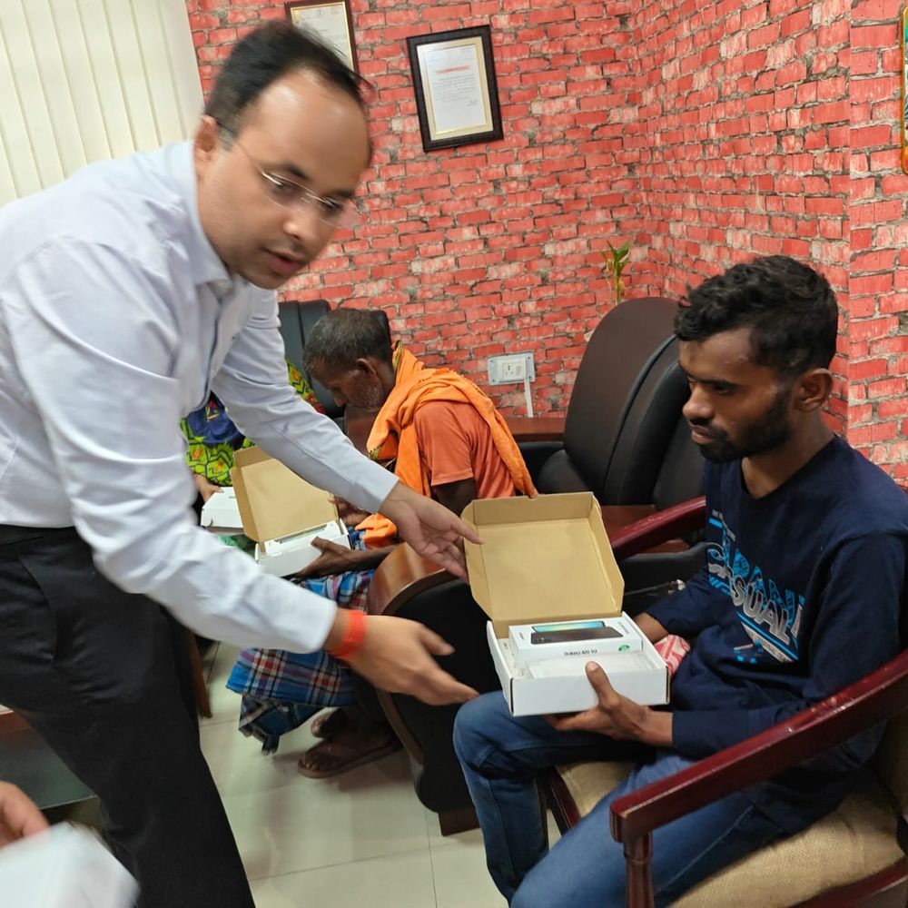 गया में 7 ब्लाइंड दिव्यांग को मिले स्मार्टफोन:लाभार्थी बोले- सरकारी योजना से बेहतर तरीके से जुड़ेंगे, तकनीक के जरिए पढ़ाई करेंगे