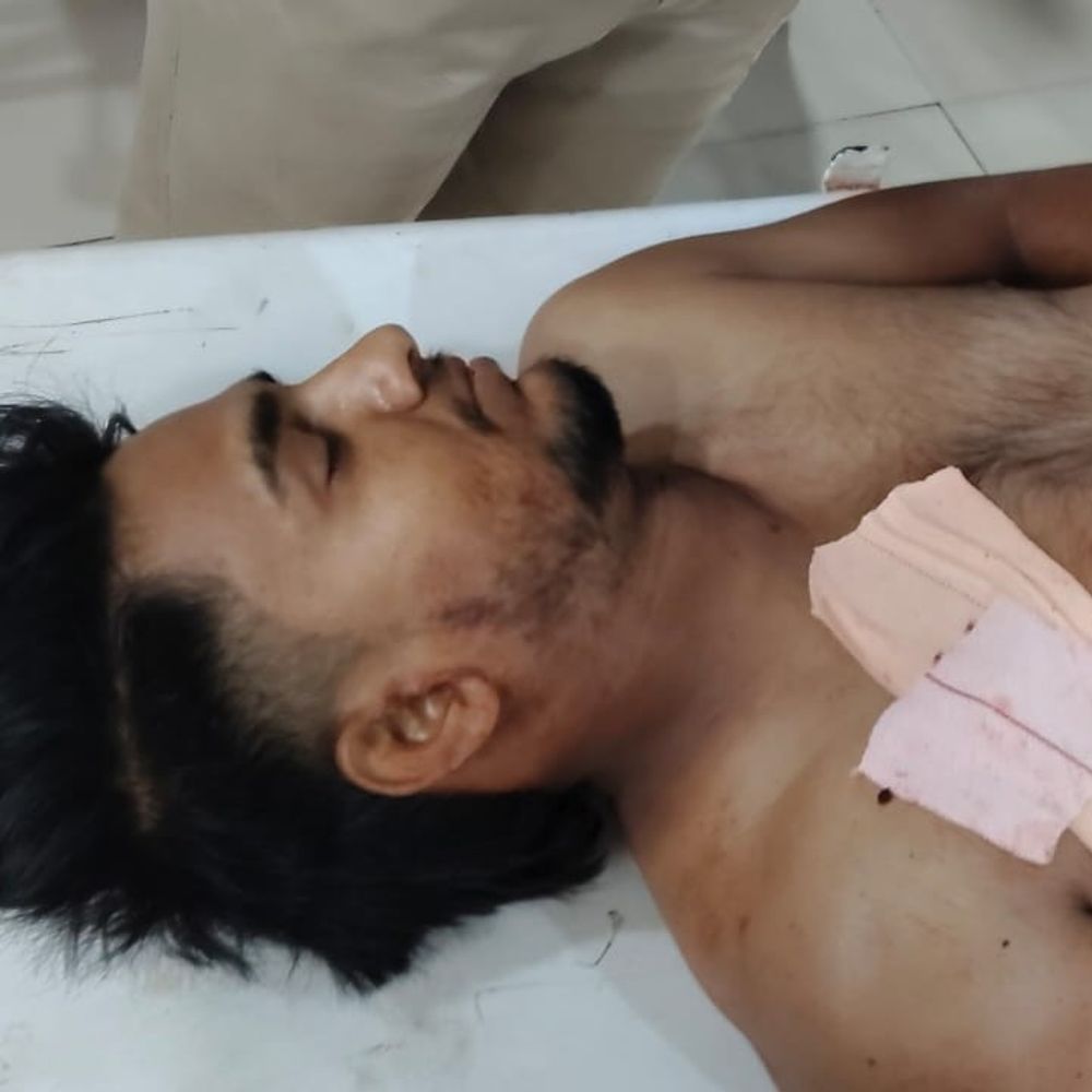 धौलपुर में युवक ने खुद के कंधे में गोली मारी:गंभीर हालत में आगरा रेफर, मौके से देसी कट्‌टा बरामद; खुद की परचून की दुकान