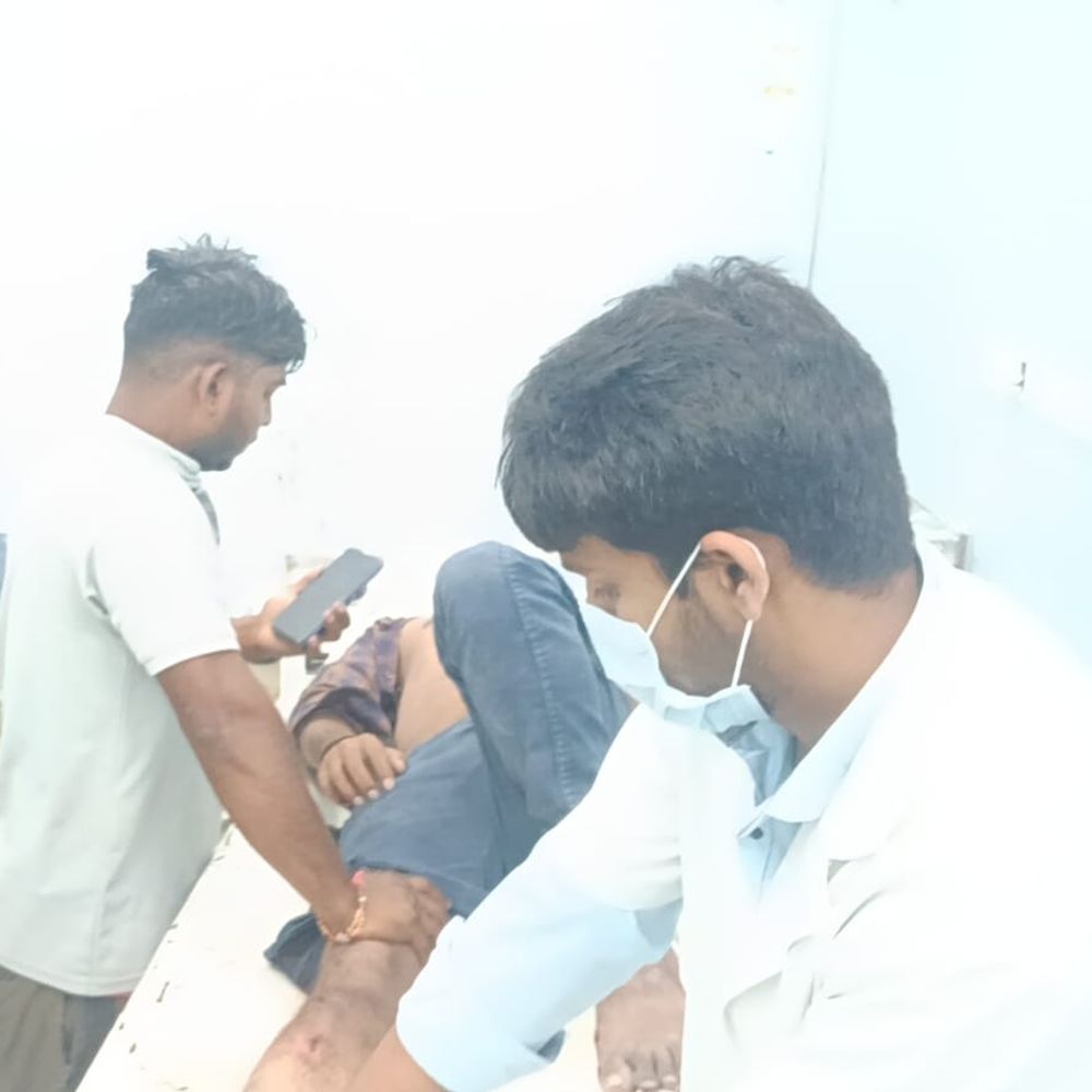 गोपालगंज में 2 बाइकों की टक्कर, 4 घायल:स्पीड तेज होने के कारण बैलेंस बिगड़ा, 2 हायर सेंटर रेफर