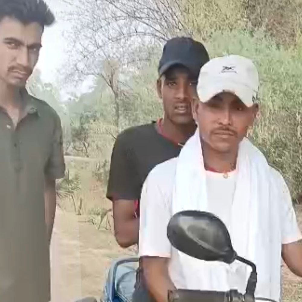 शेखपुरा में अंतरजिला गिरोह के 2 तस्कर अरेस्ट:विदेशी शराब और बाइक जब्त, जमुई से ला रहे थे; FIR दर्ज