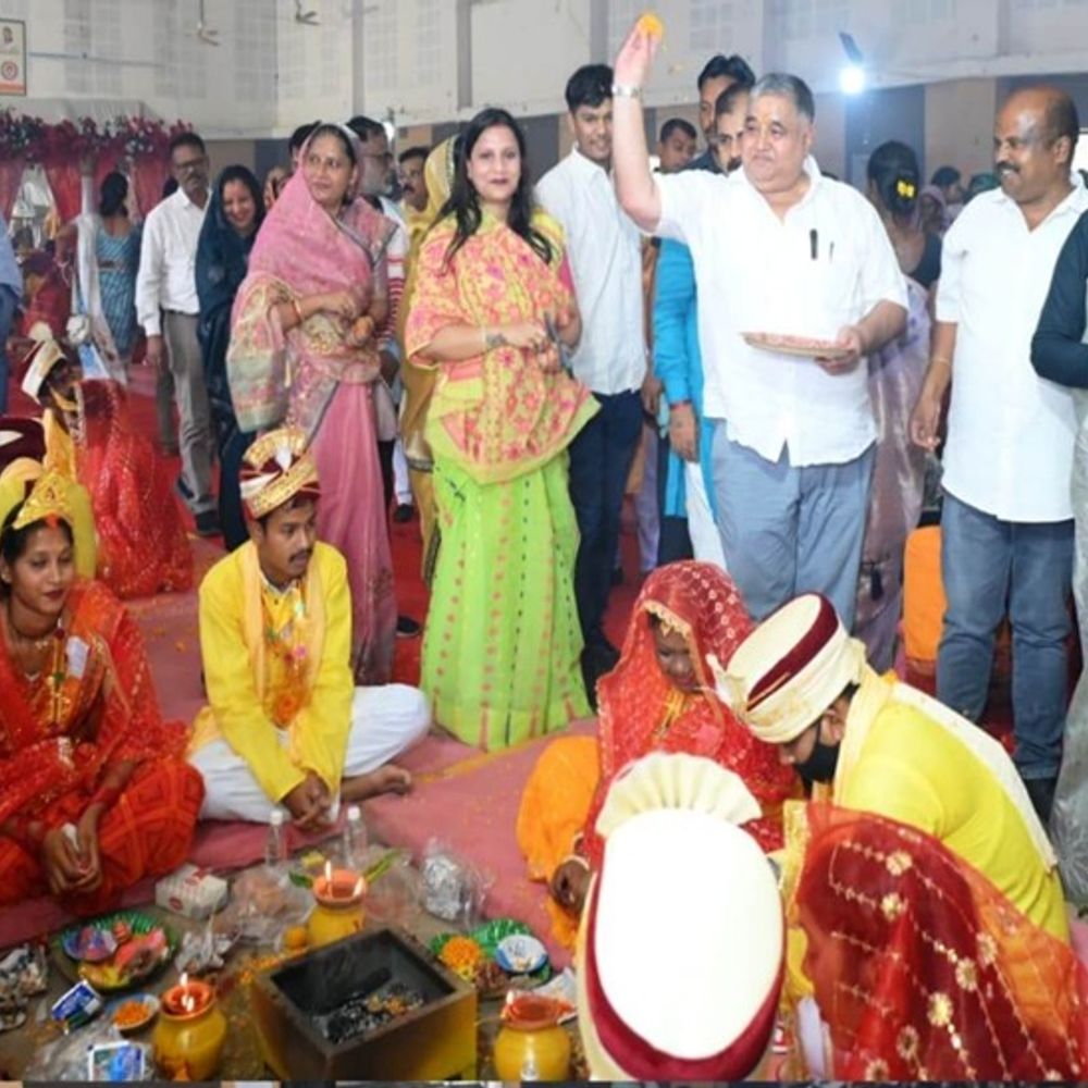 मुख्यमंत्री कन्या विवाह,सरगुजा में 88 जोड़े परिणय सूत्र में बंधे:अंबिकापुर में 43, लुंड्रा में 45 जोड़ों का सामूहिक विवाह, मंत्री-विधायक ने दिया आशीर्वाद