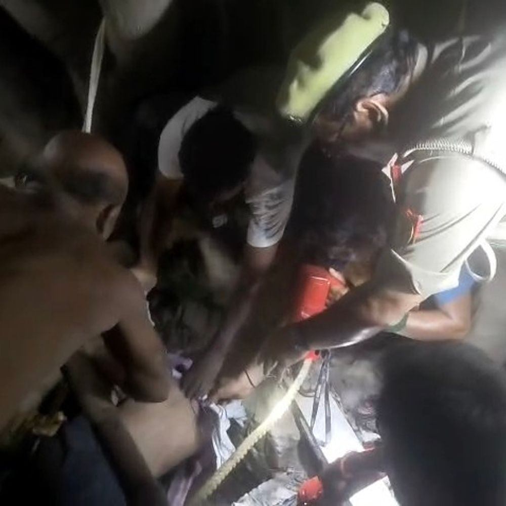 कौशांबी में सूखे कुएं में गिरी बालिका:फायर ब्रिगेड ने घंटों बाद निकाला, सीएचसी कड़ा में भर्ती